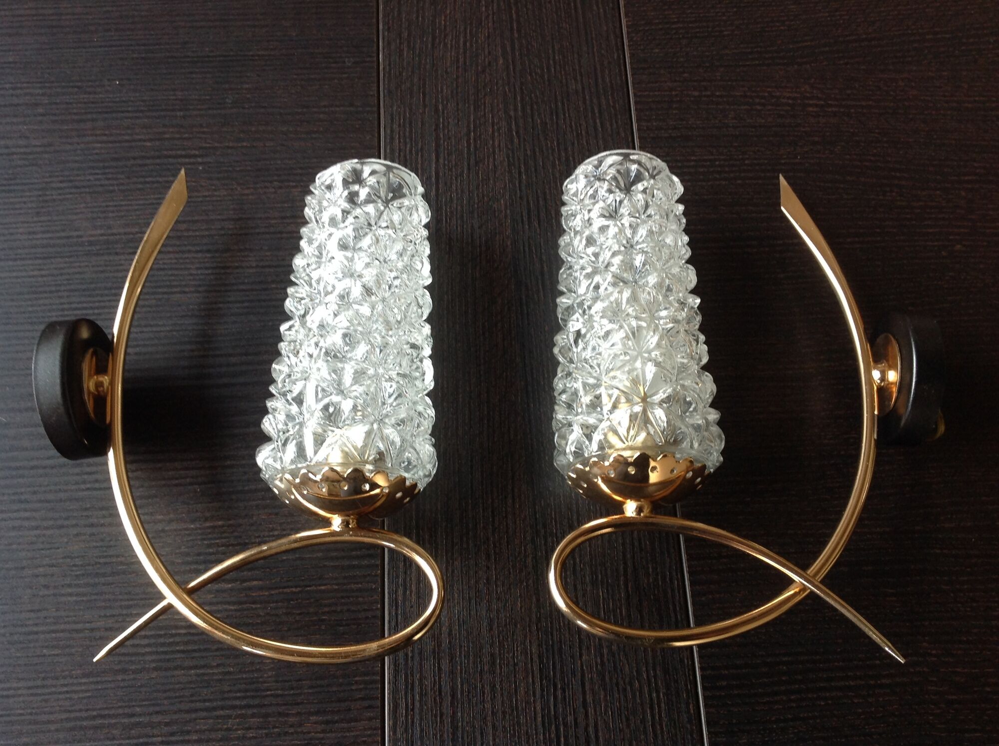 Pair of brass sconces and structured tulip glass 60/70s