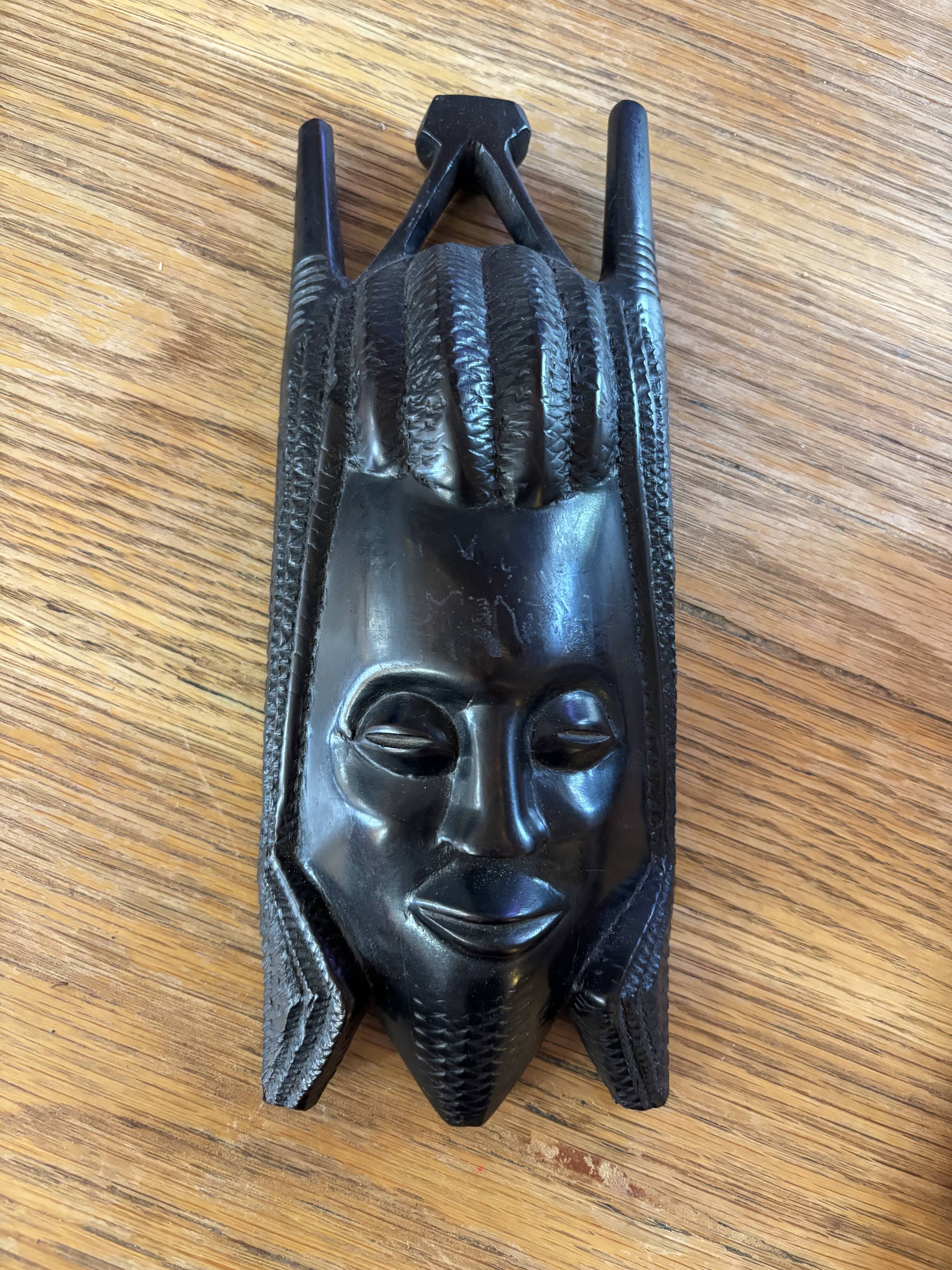Masque Africain visage souriant en bois d'ébène.
