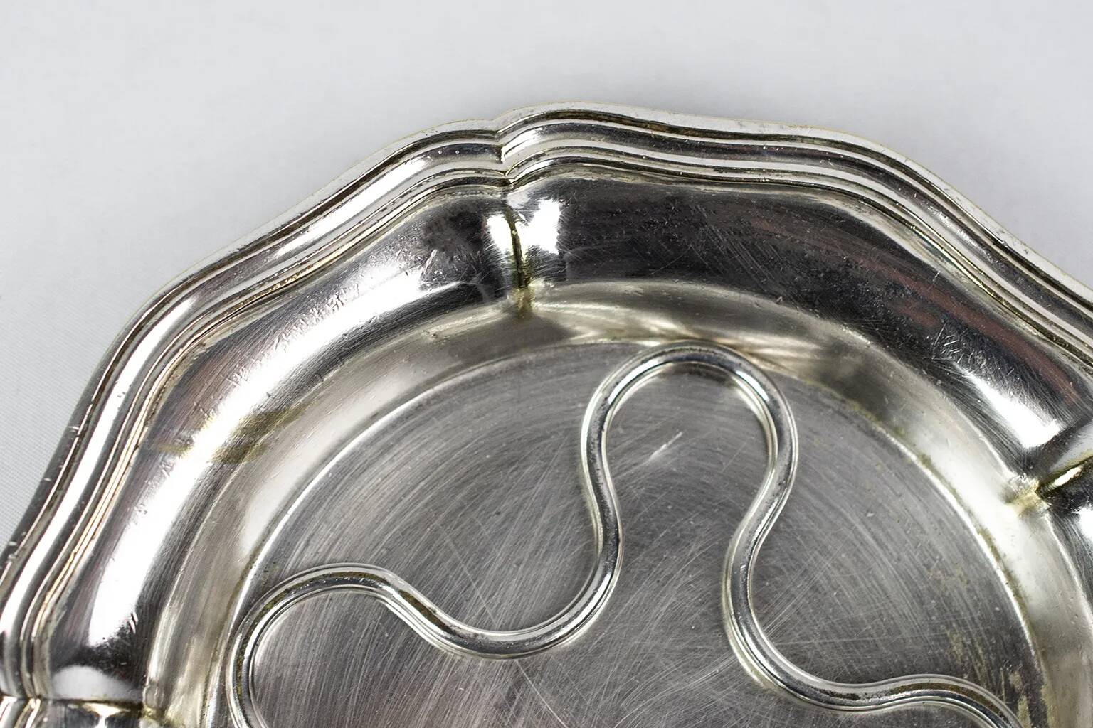 Christofle silver-plated bottle coaster, with ribbed edges, 19th century.