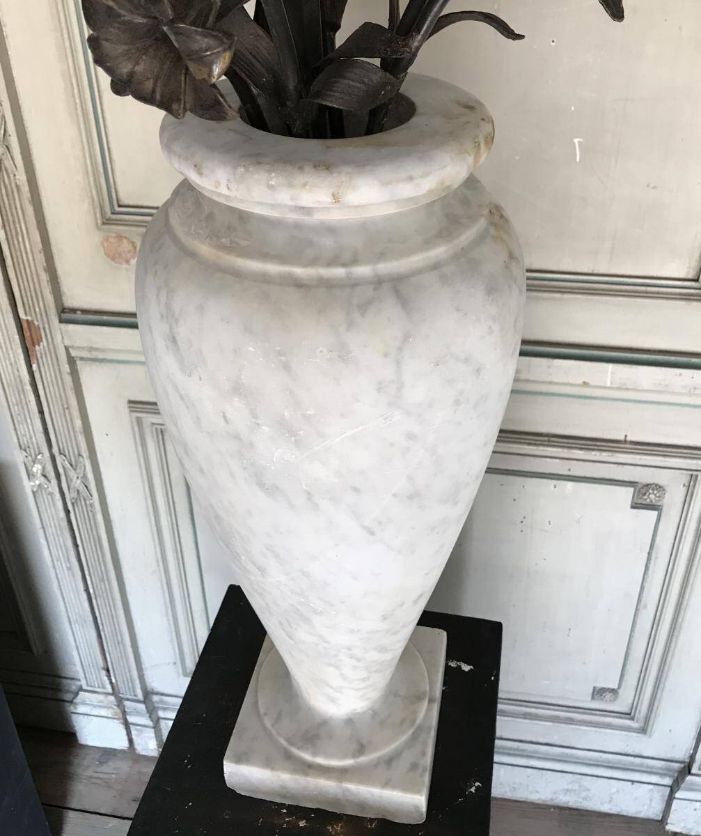 Pair of carrara marble vases, bronze bouquet of flowers