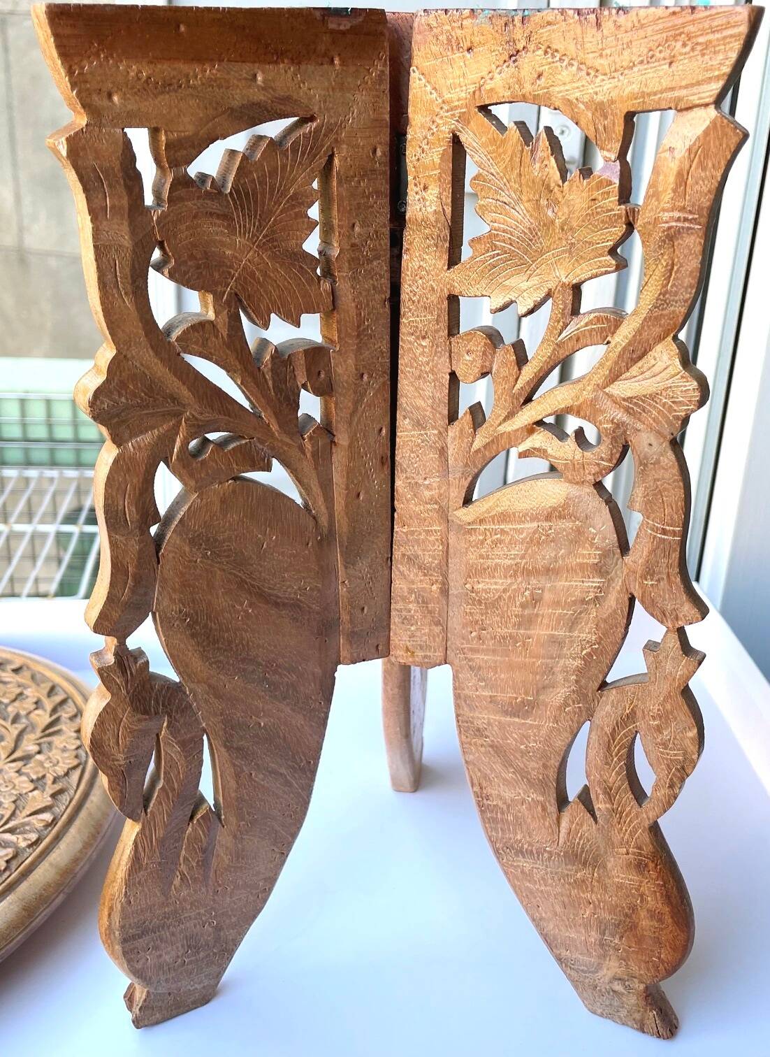 Petite table d’appoint ancienne – bois sculpté et marqueterie