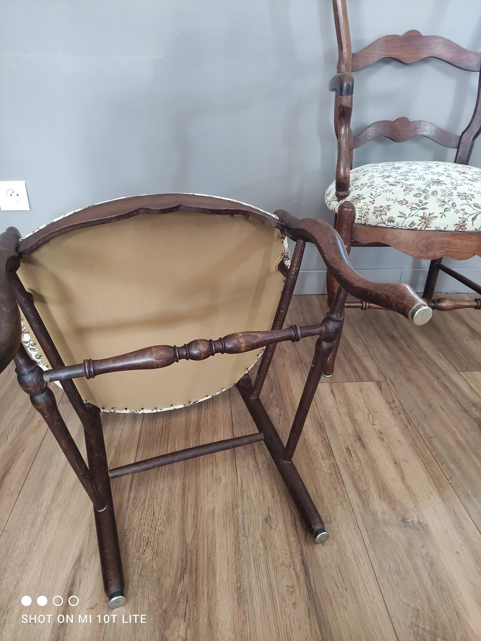 Pair of Provençal armchairs in brown wood and floral fabric.