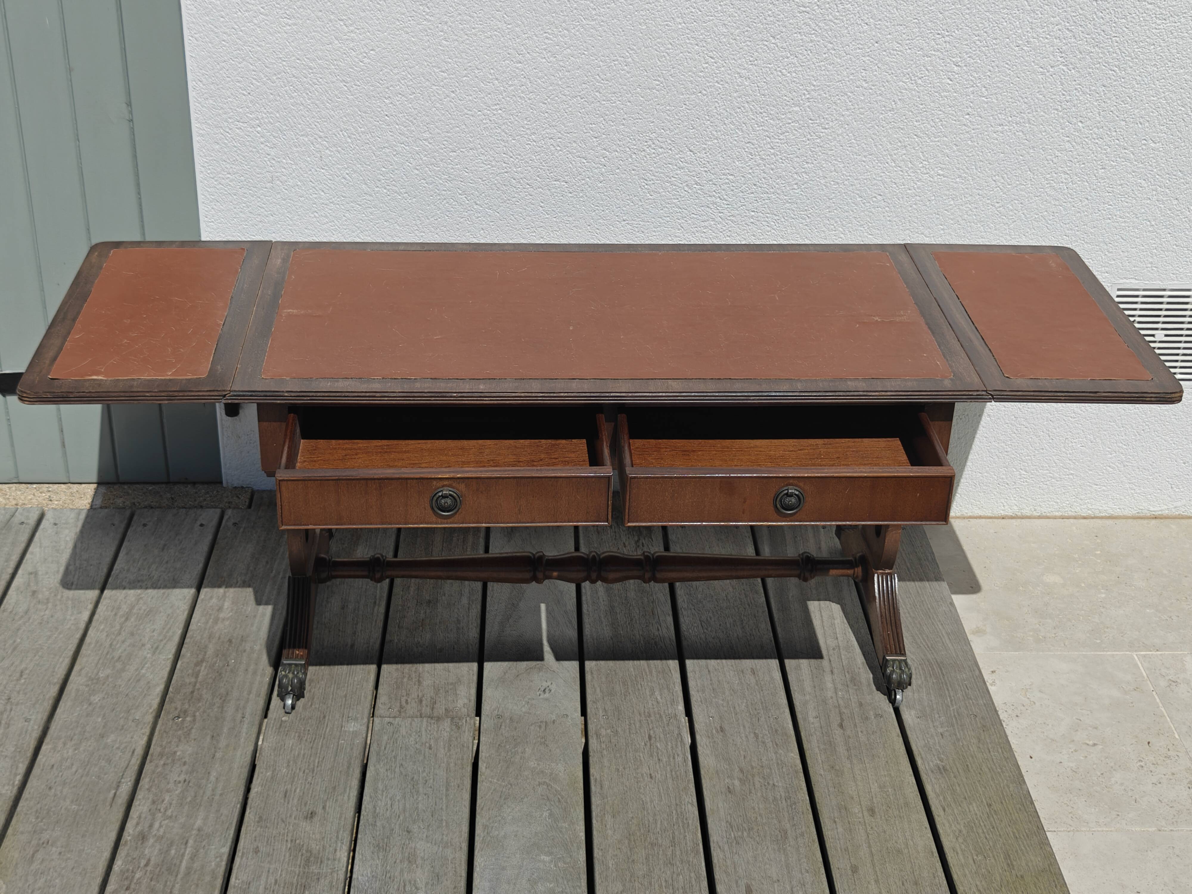 Elegant vintage coffee table, Regency style, in mahogany finish.