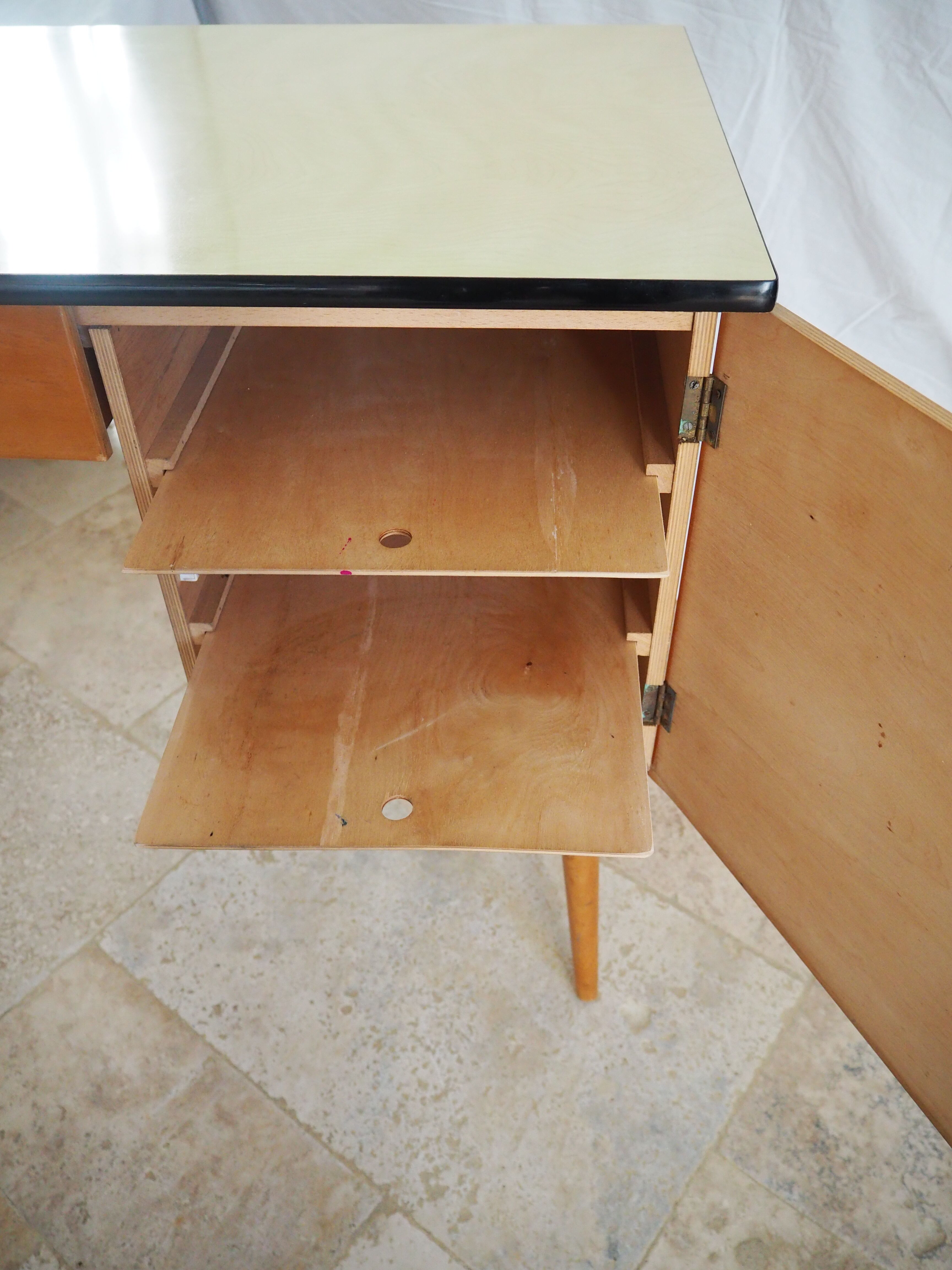 Bureau en bois plateau formica des années 60