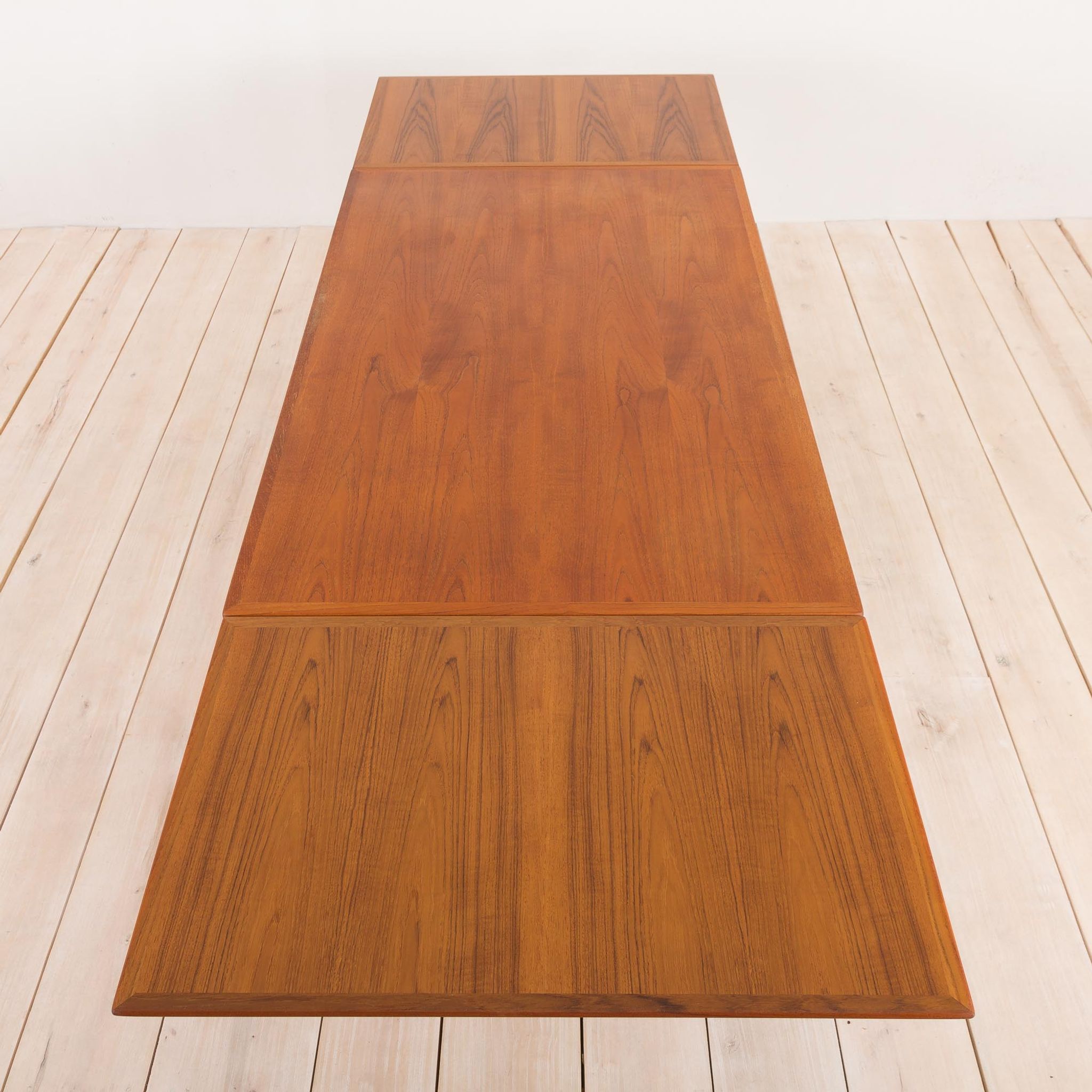 Table à manger extensible en teck avec panneaux cachés, Danemark, années 60