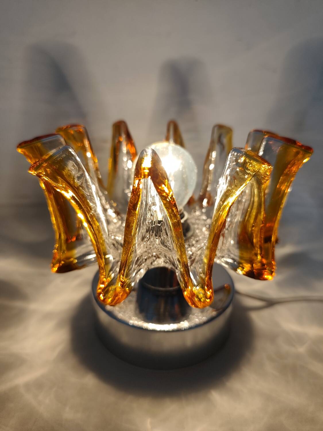 Lámpara de mesa de cristal. Italia, 1970s.