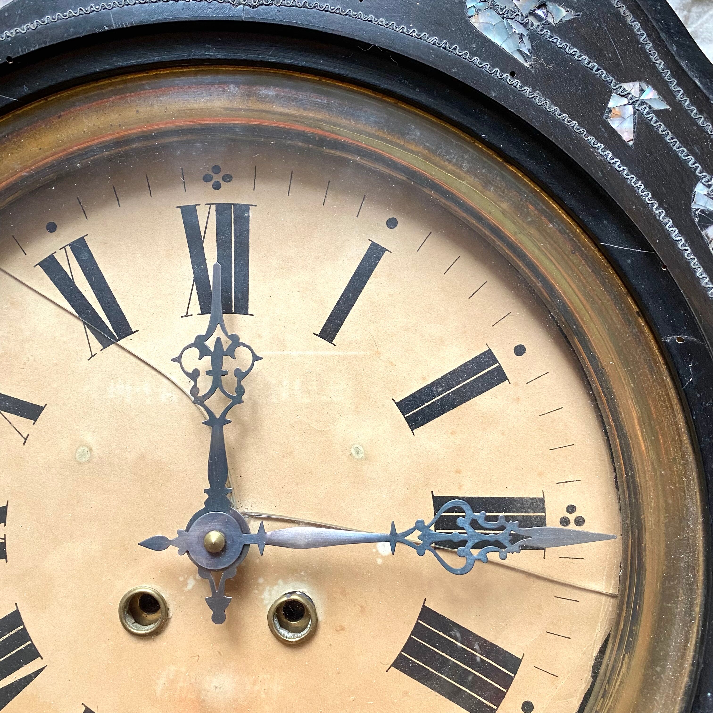 Horloge ancienne œil de bœuf bois et nacre