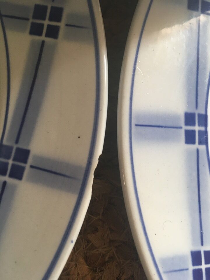 Flat plates "Sarreguemines" with blue checkered