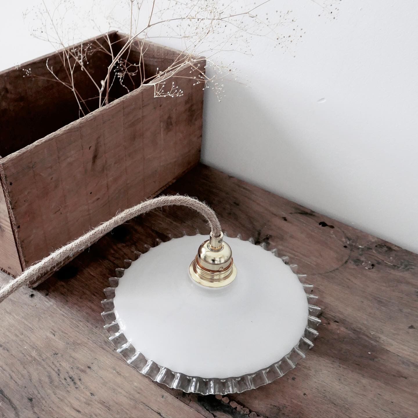 Suspension in white opaline