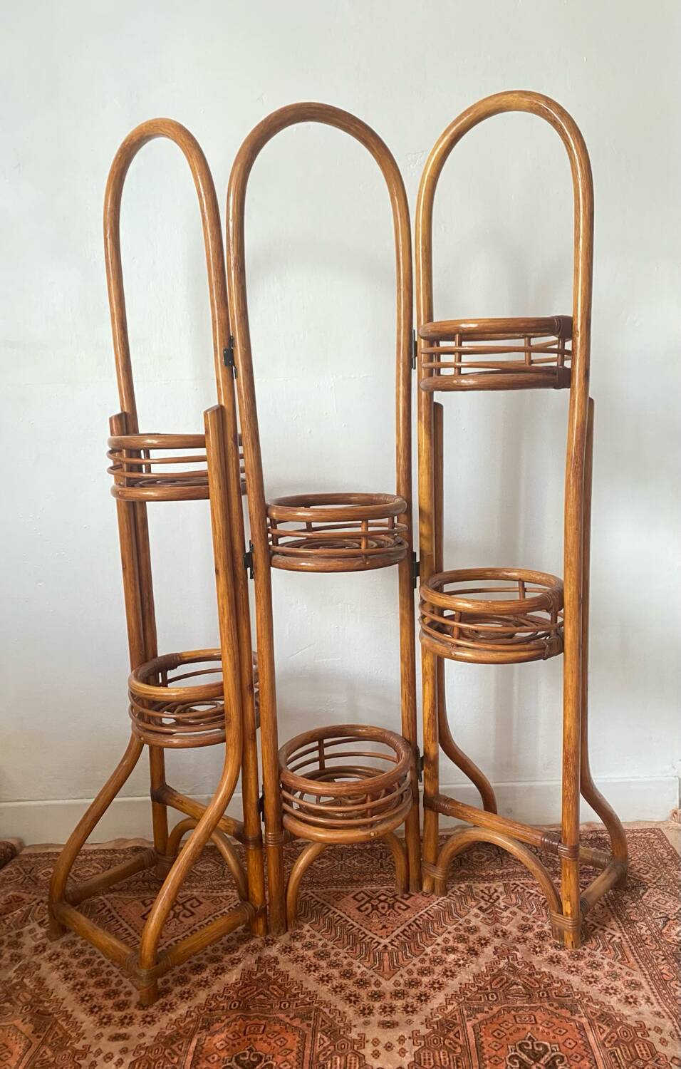 Rattan plant stand screen
