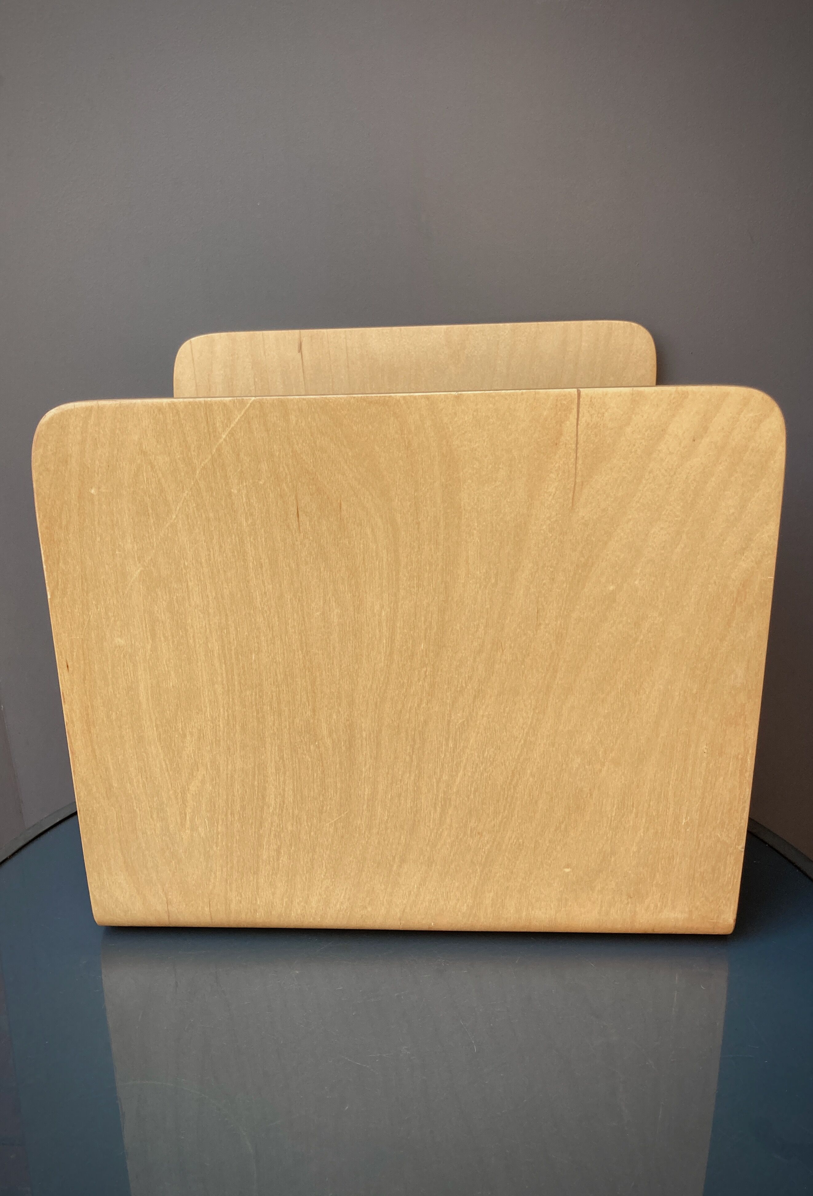 Design magazine holder in thermoformed wood