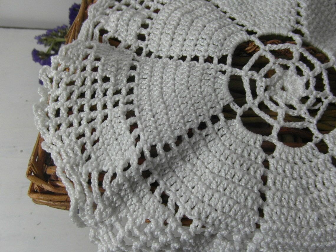 Round placemat in French crocheted lace in white cotton