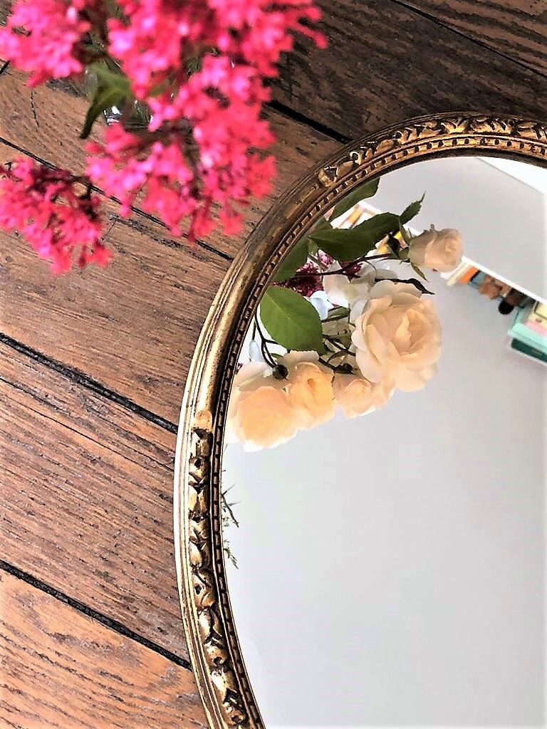 Miroir ovale doré, motif feuillages