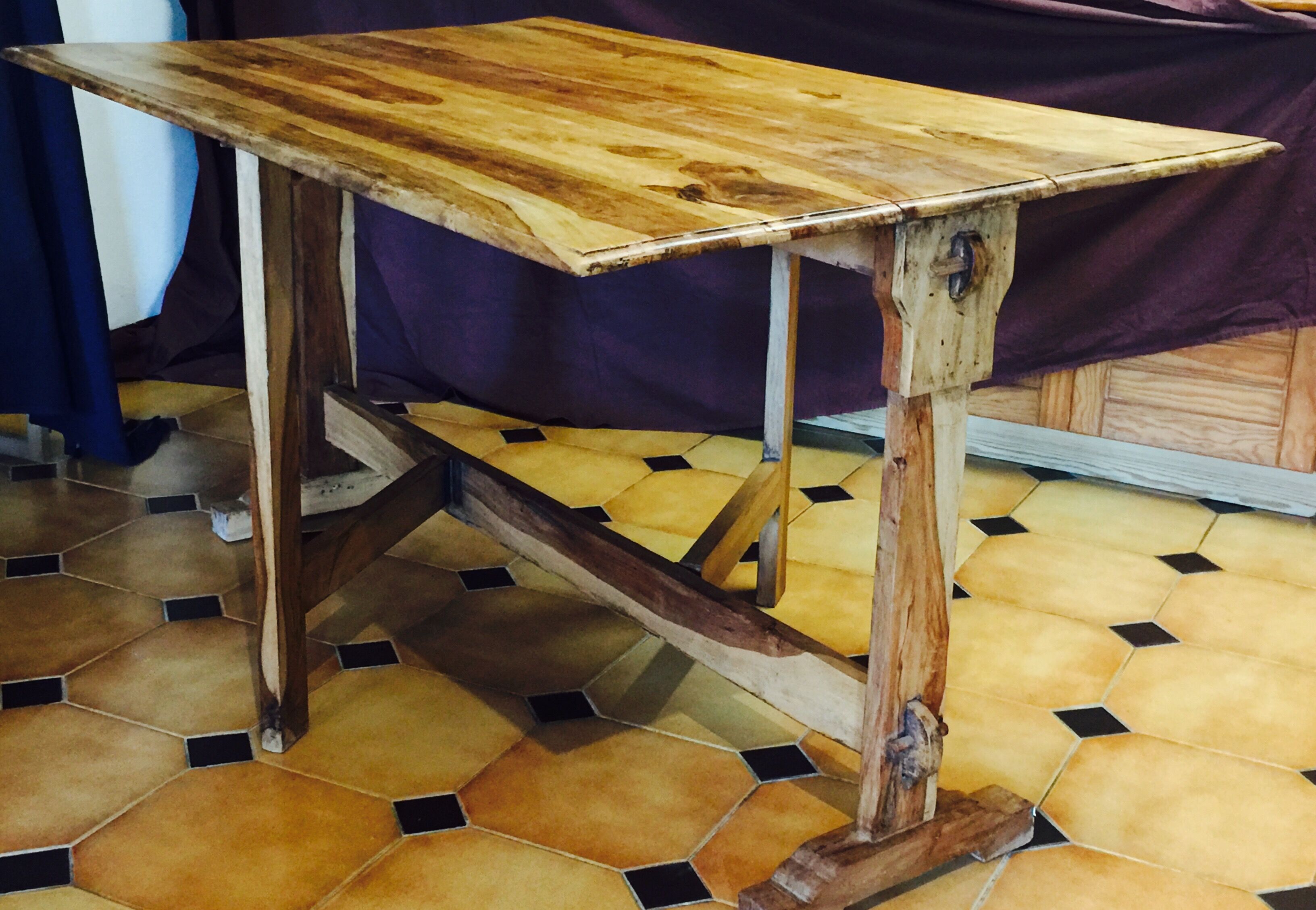 Table en noyer pliable fabrication artisanale