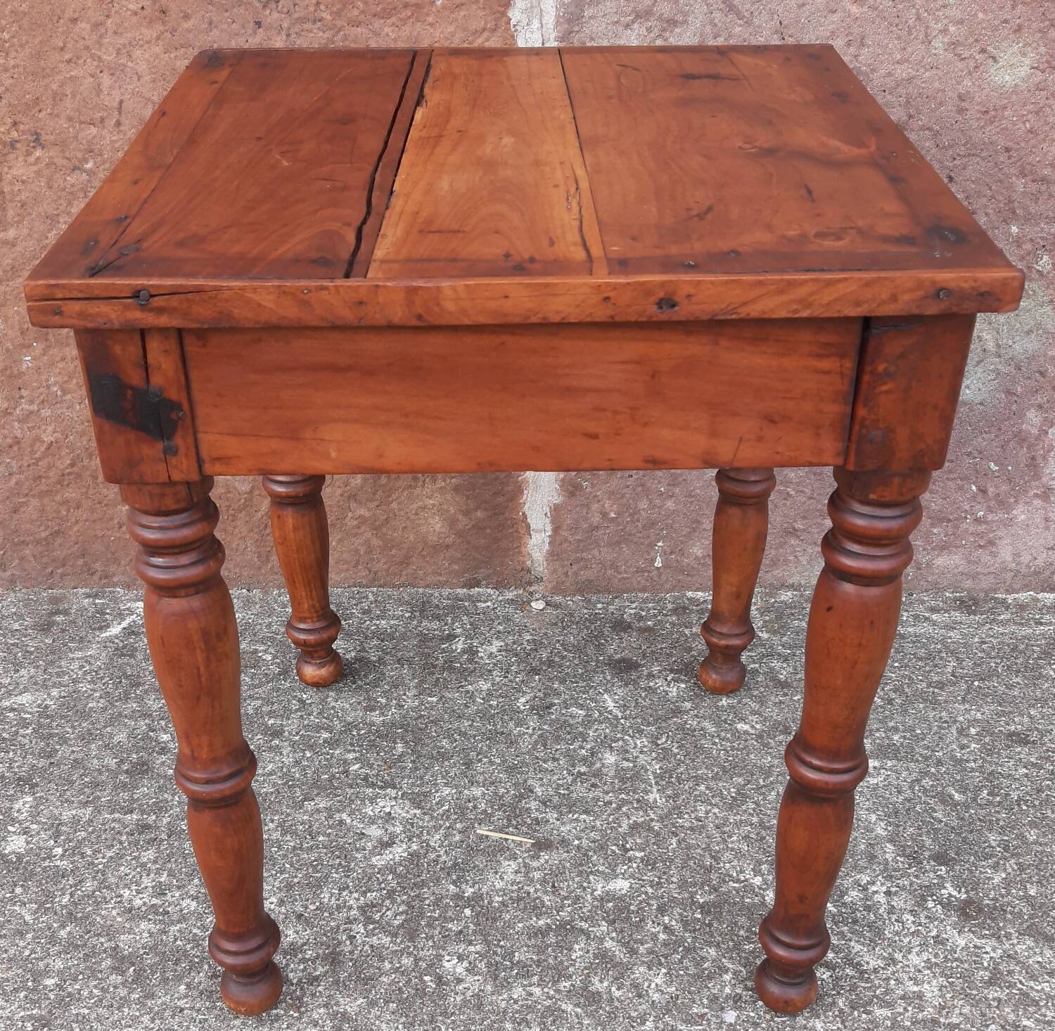 Coffee table or bedside table in wood. (With drawer)