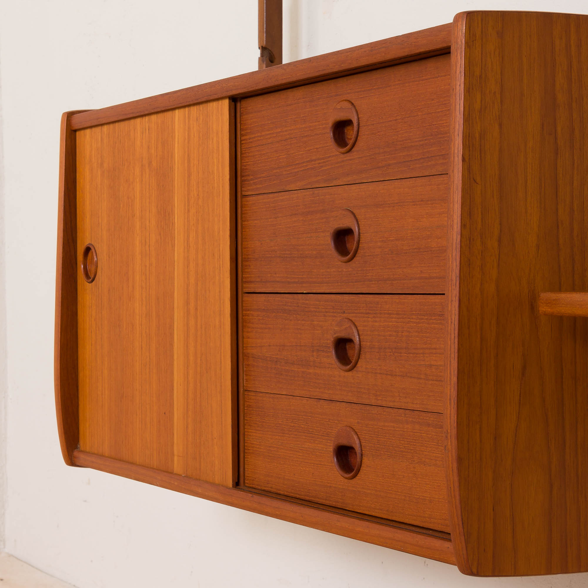 Ergo Wall Unit in teak with 6 shelves and a cabinet by John Texmon for Blindheim Møbelfabrikk