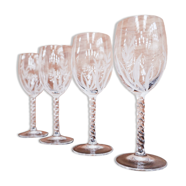 Ensemble de 4 verres à vin blanc vintage en cristal gravé