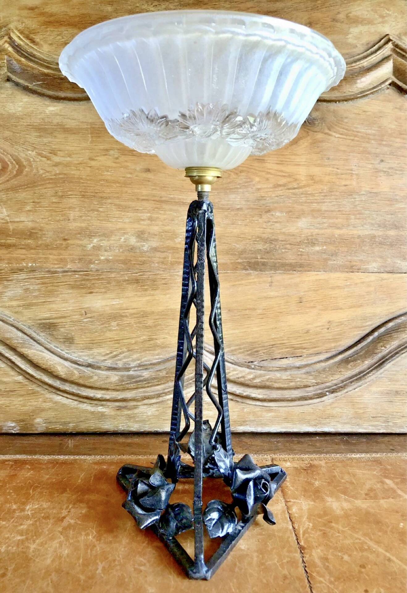 Art Deco wrought iron lamp with 3 rose glass daisies Ezan 1930