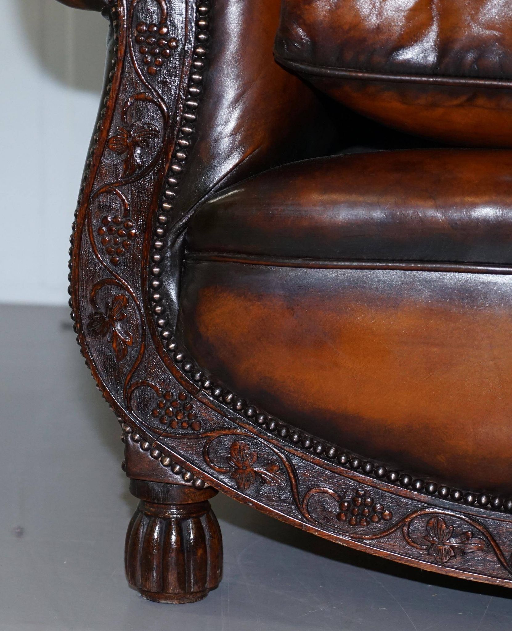 Two-seater canapé in aged leather, Victorian style.