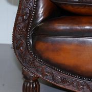 Two-seater canapé in aged leather, Victorian style.