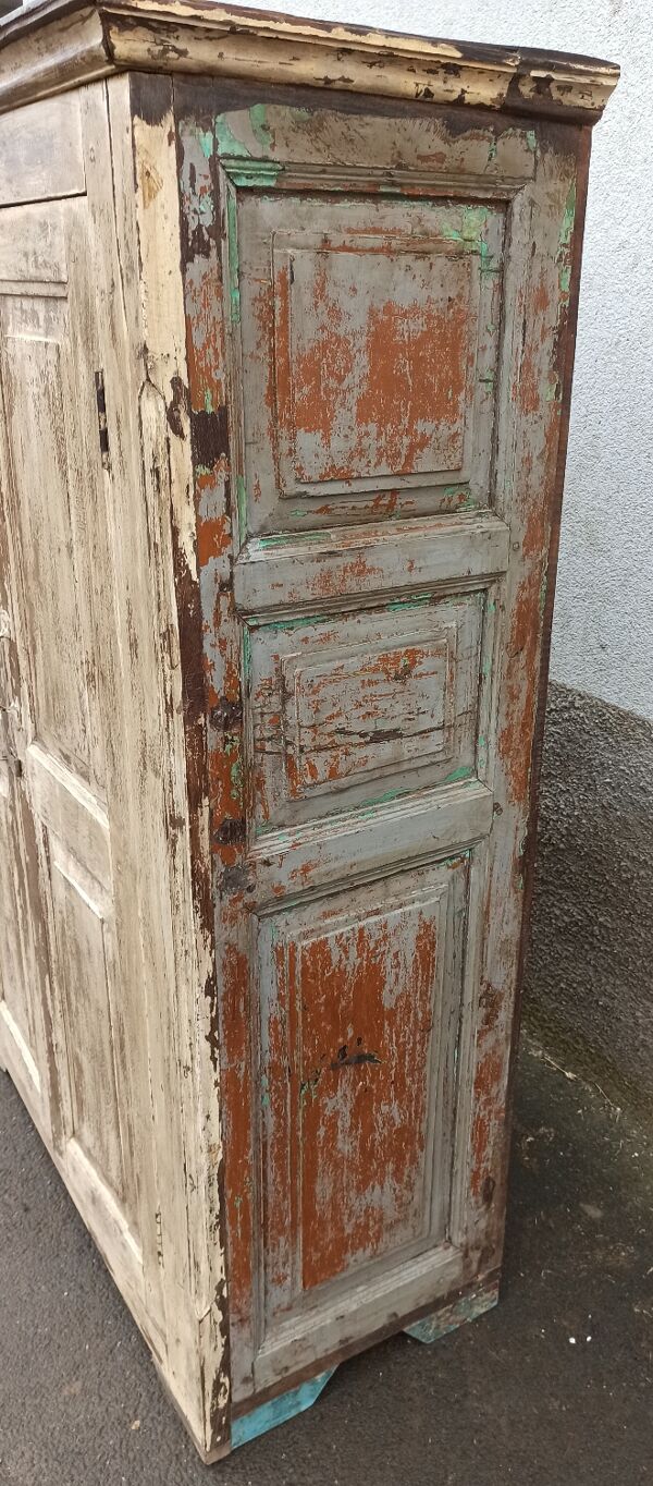 Armoire ancienne en bois façade beige/ jaune pâle