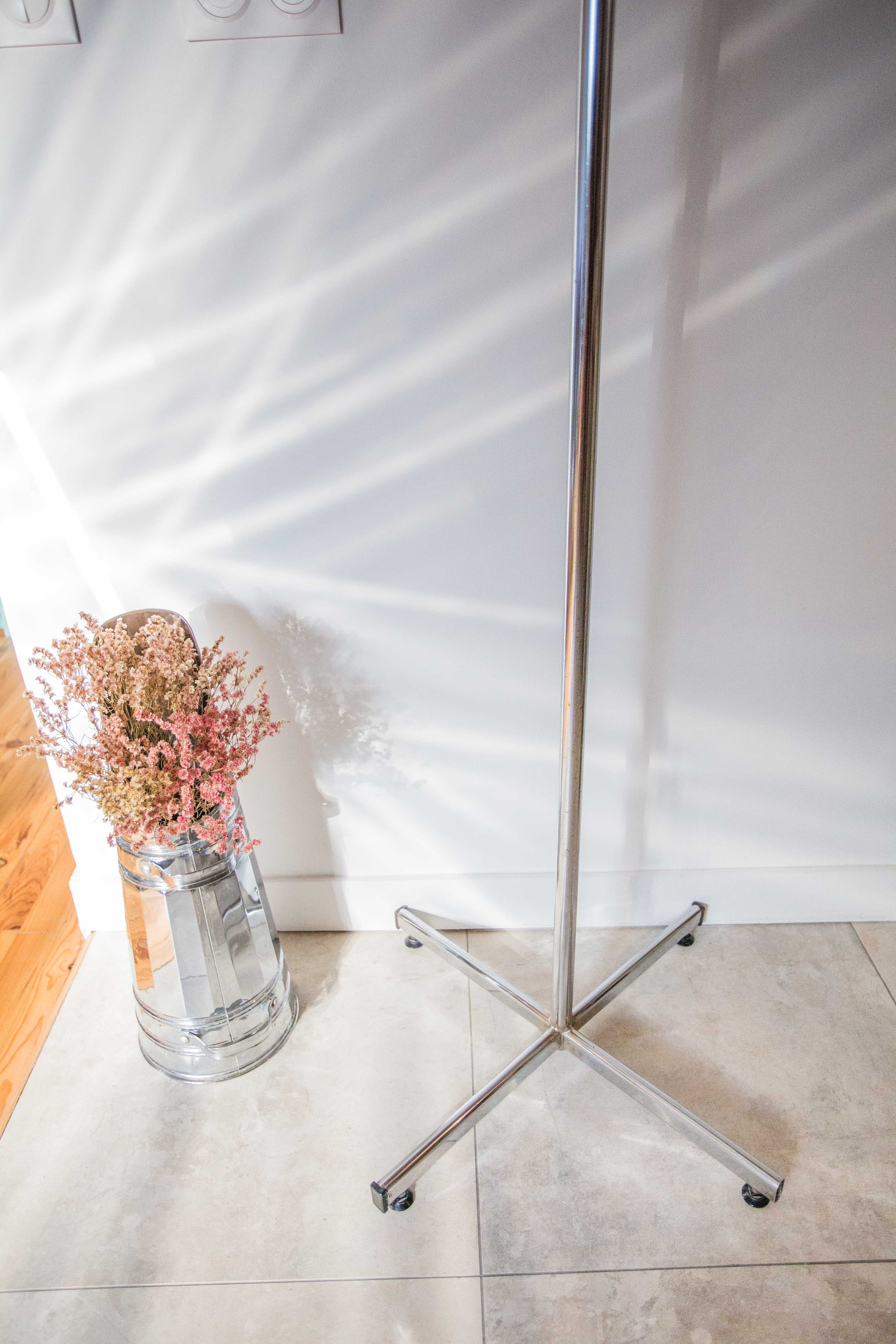 Metal parrot coat rack