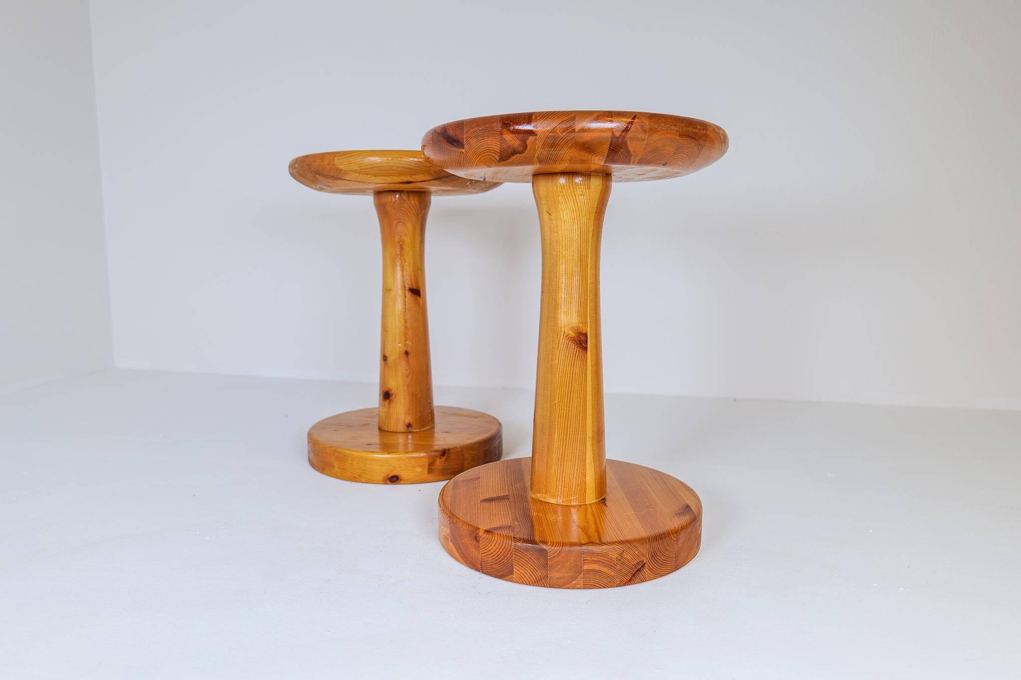 Pair of modern minimalist Scandinavian stools in pine, Sweden, 1970s.