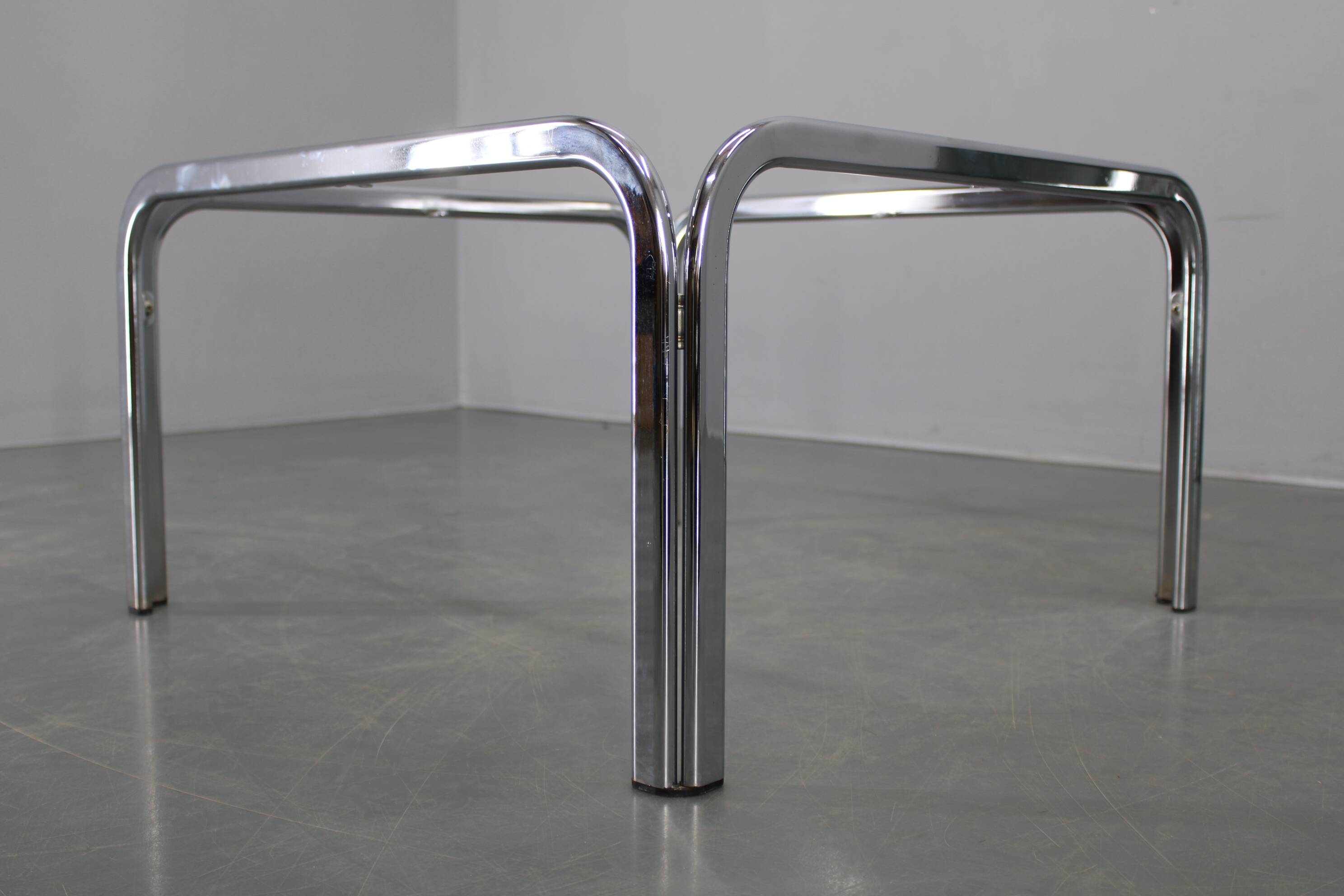 Table basse carrée italienne en chrome et verre des années 1970