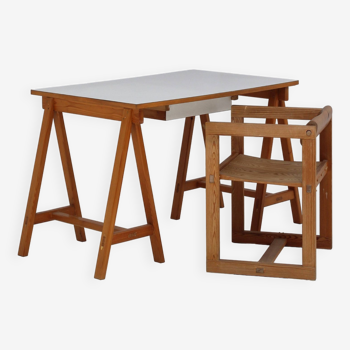 Desk with Scandinavian pinewood chair by Edvin Helseth, model Trybor