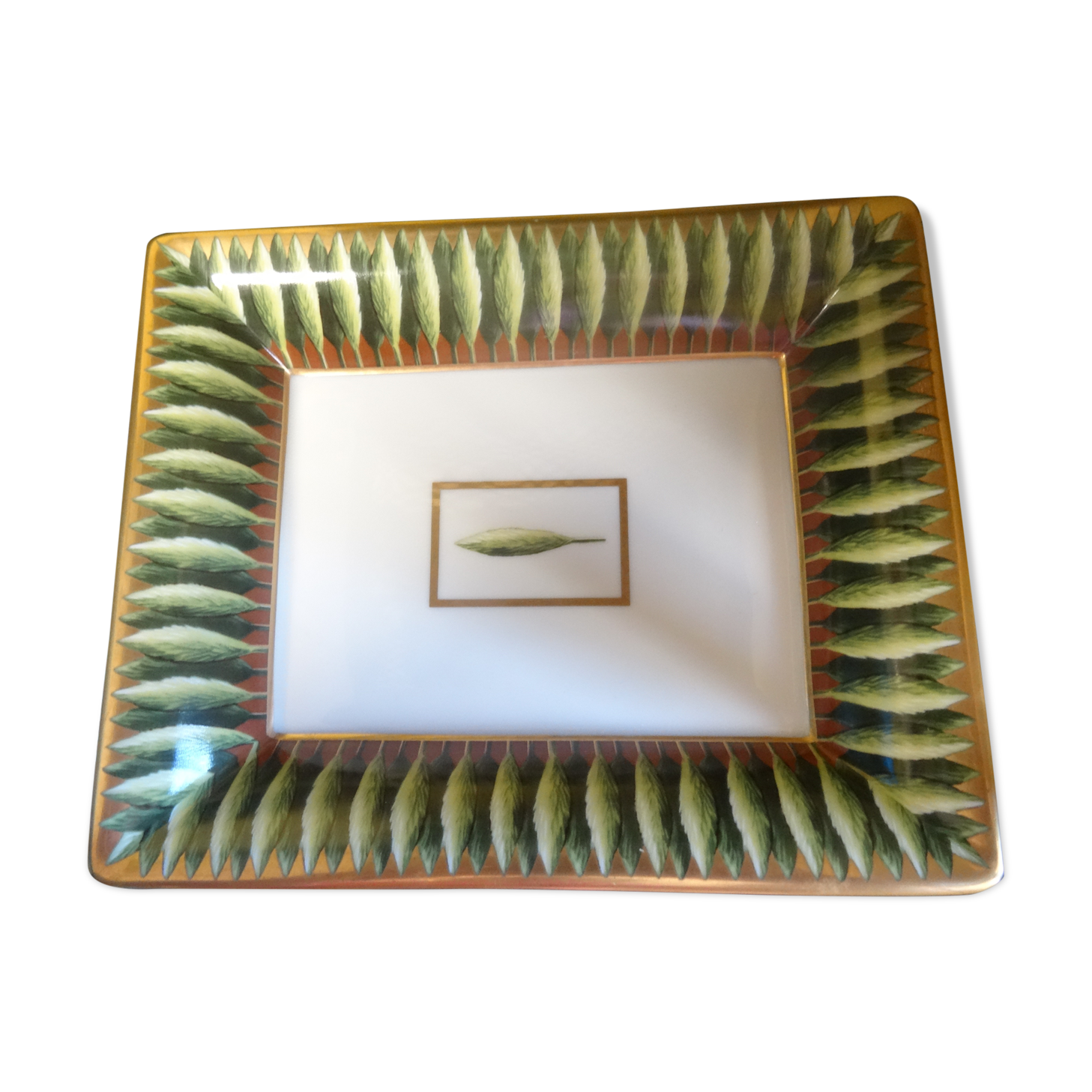 Empty porcelain pocket