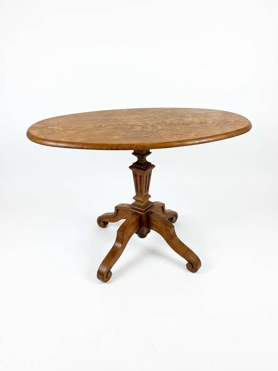 Oak guéridon table from the early 20th century.