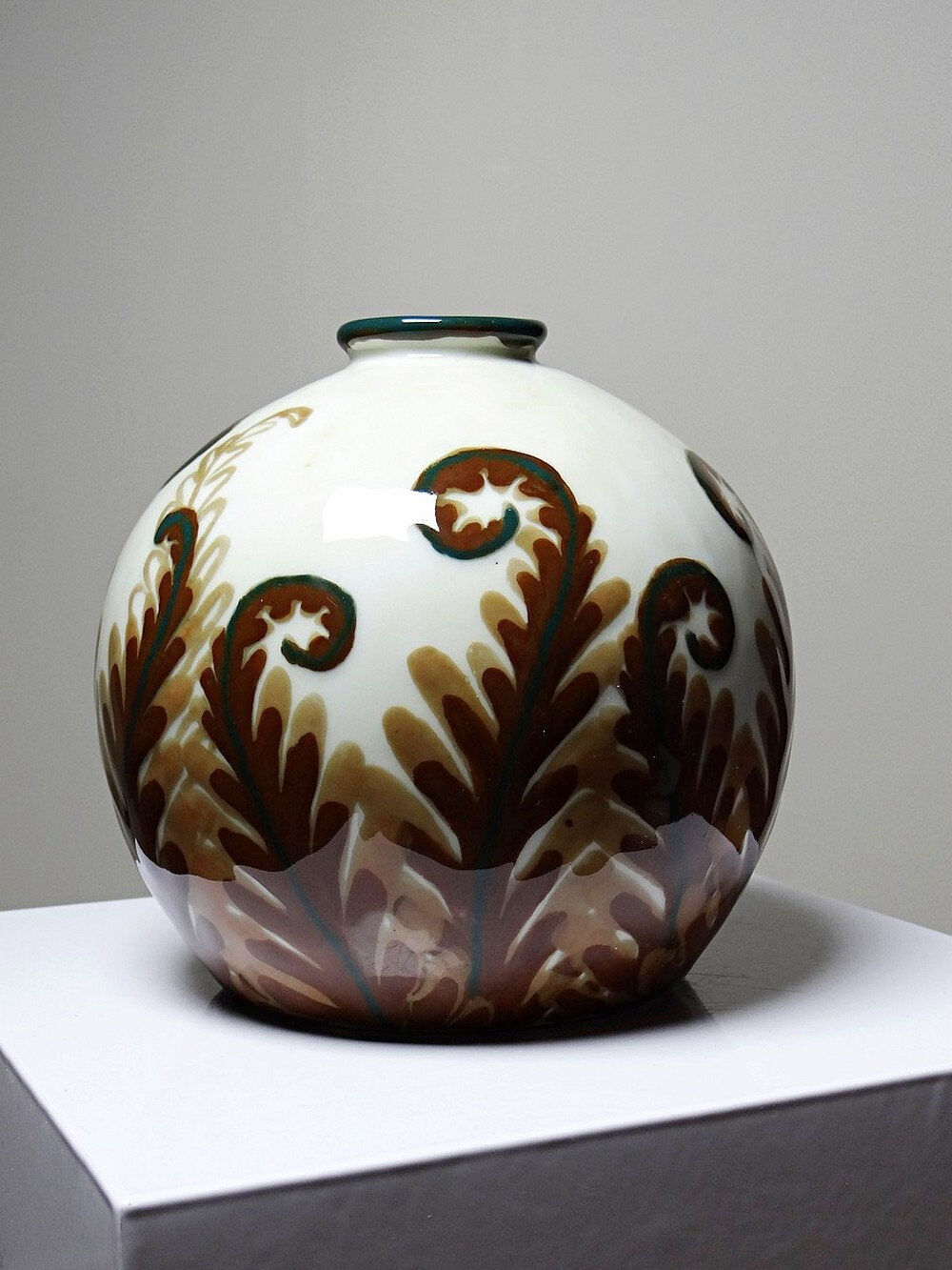 Small round porcelain vase Tharaud Limoges circa 1920-1940
