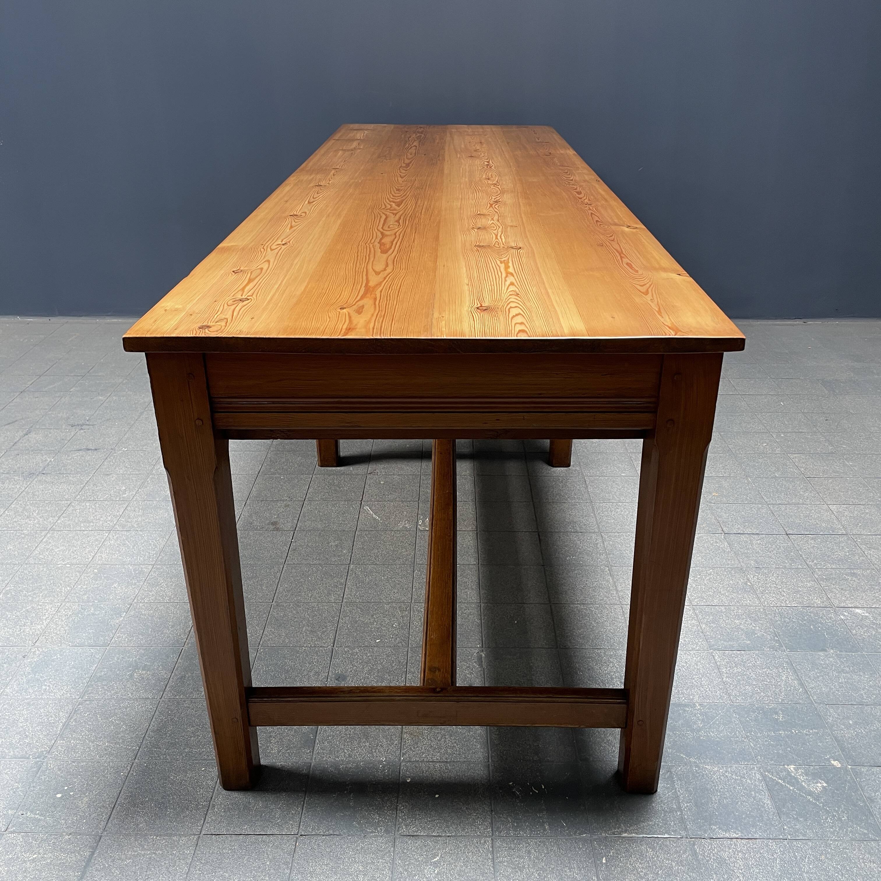 Grande table à draperie en bois antique
