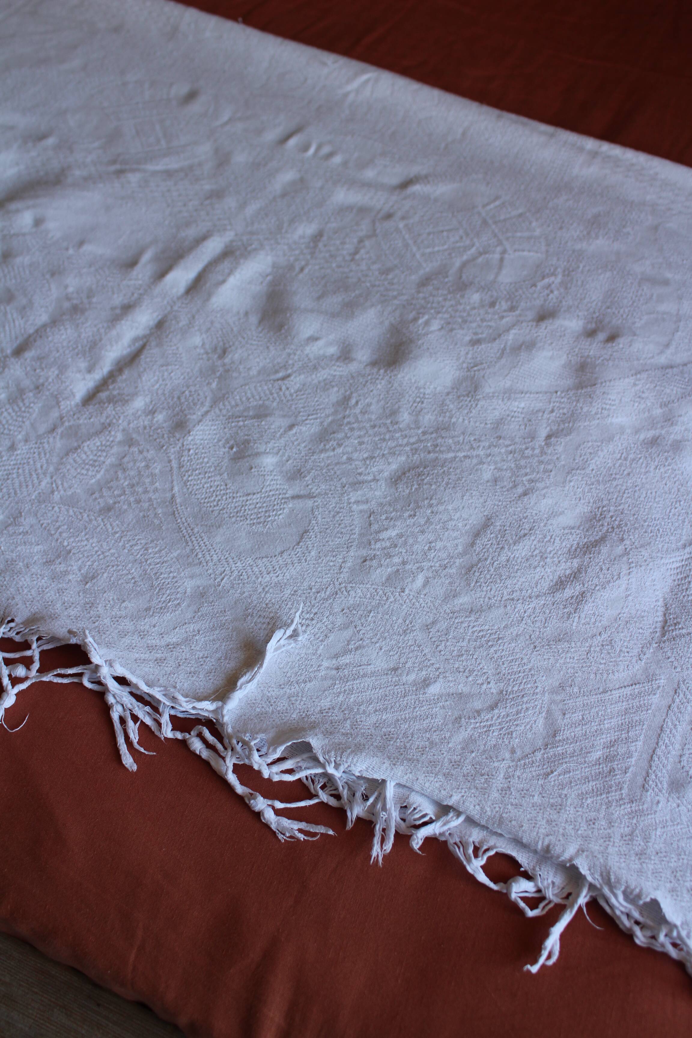 Plaid ancien blanc franges broderies ajourées