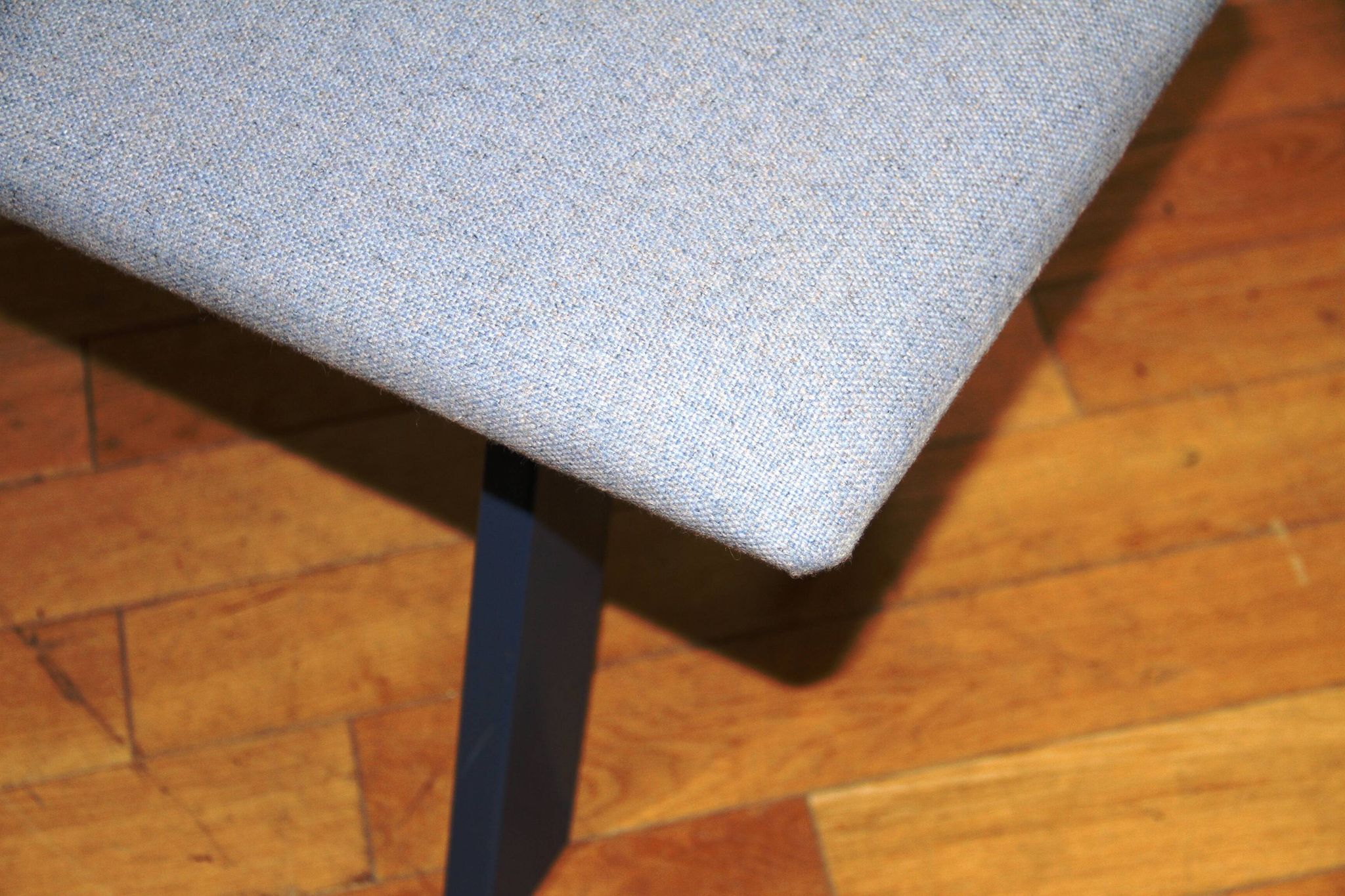 Paire de bancs design Peak Bench, Johanson