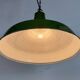 Lampe suspendue en émail vert industriel de Jackson Electrical Co., années 1960.