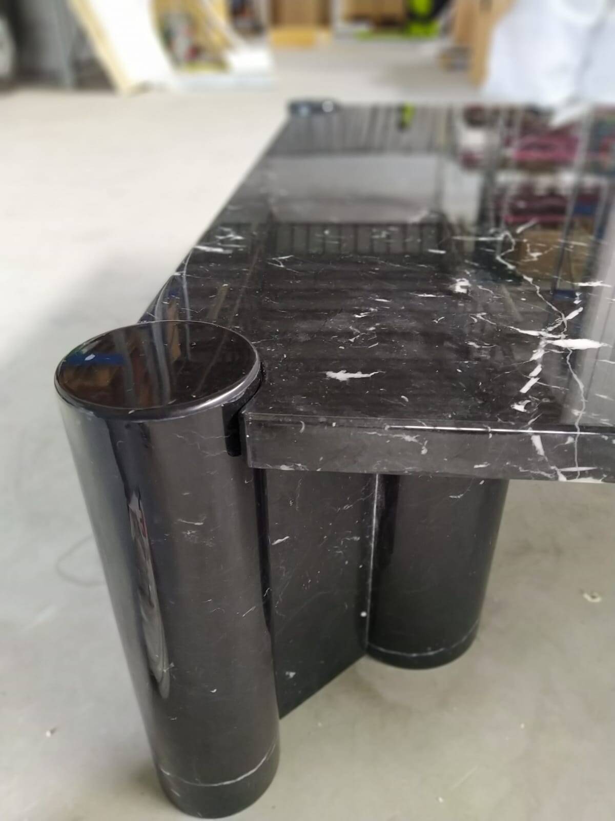 Table basse Jumbo de Gae Aulenti produite par Knoll en marbre de Carrare.