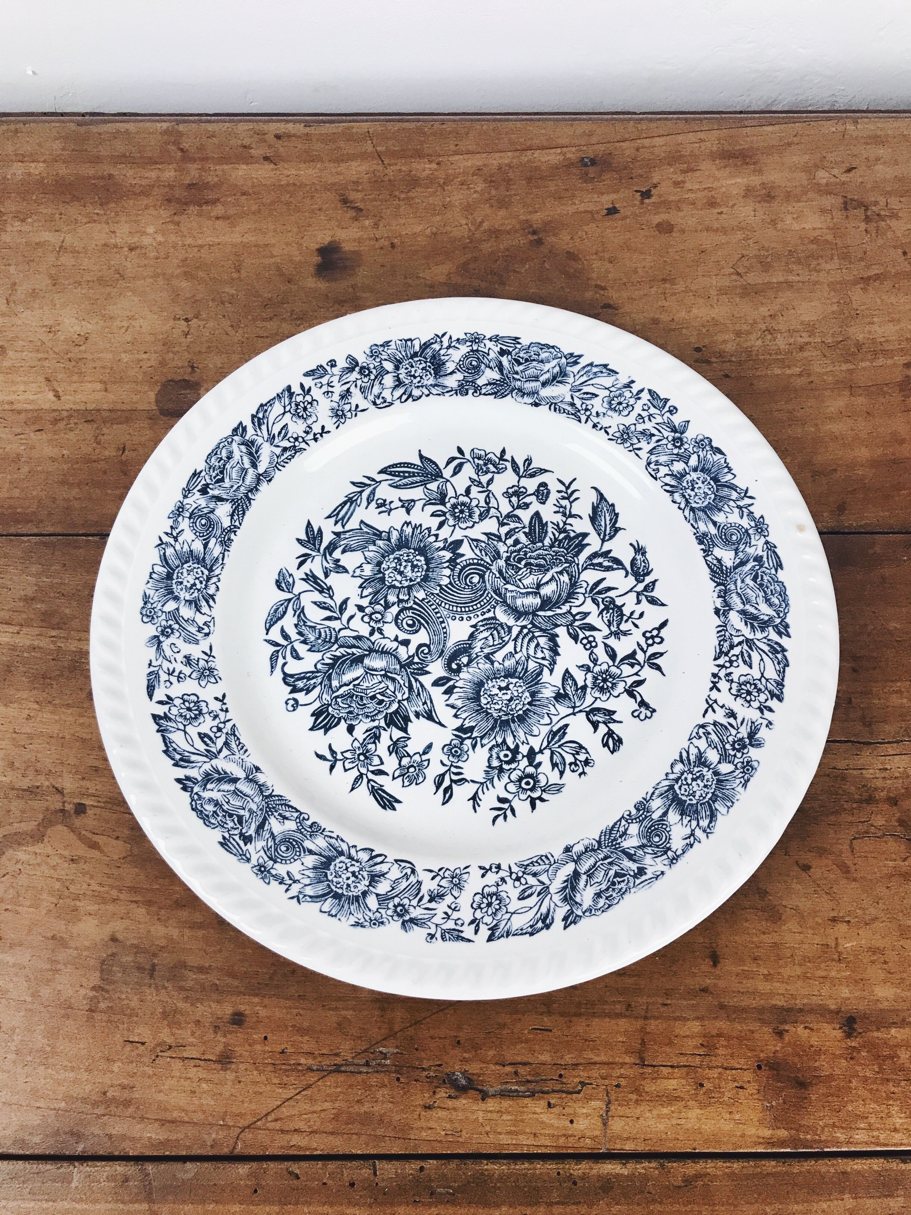 Plate decoration blue flowery