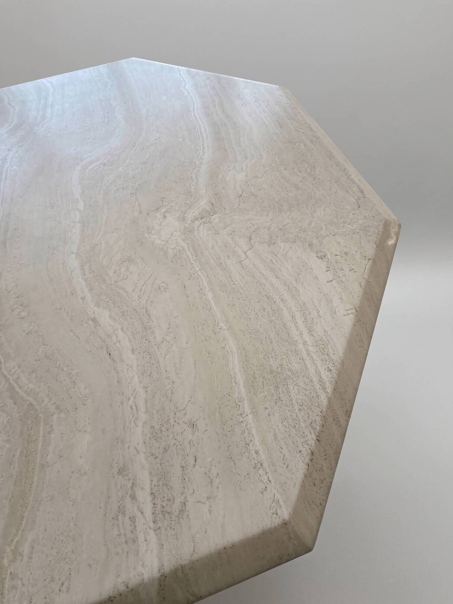 Table à manger octogonal 6 personnes par Artelano — Travertin massif