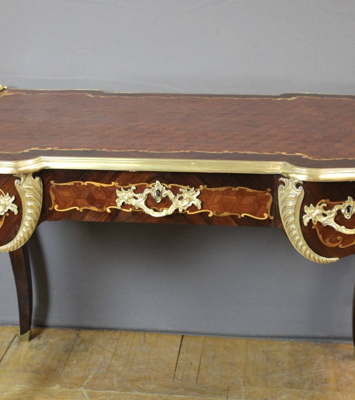Bureau Louis XV en Marqueterie et Bronze d'époque XIX