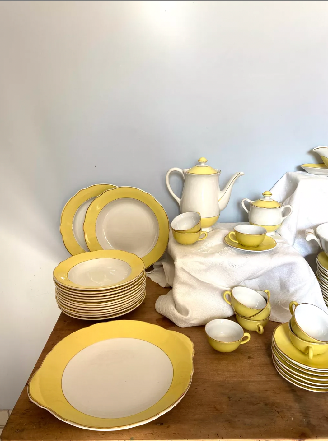 Service de 52 pièces en porcelaine kg luneville, modèle jonquille