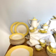Service de 52 pièces en porcelaine kg luneville, modèle jonquille