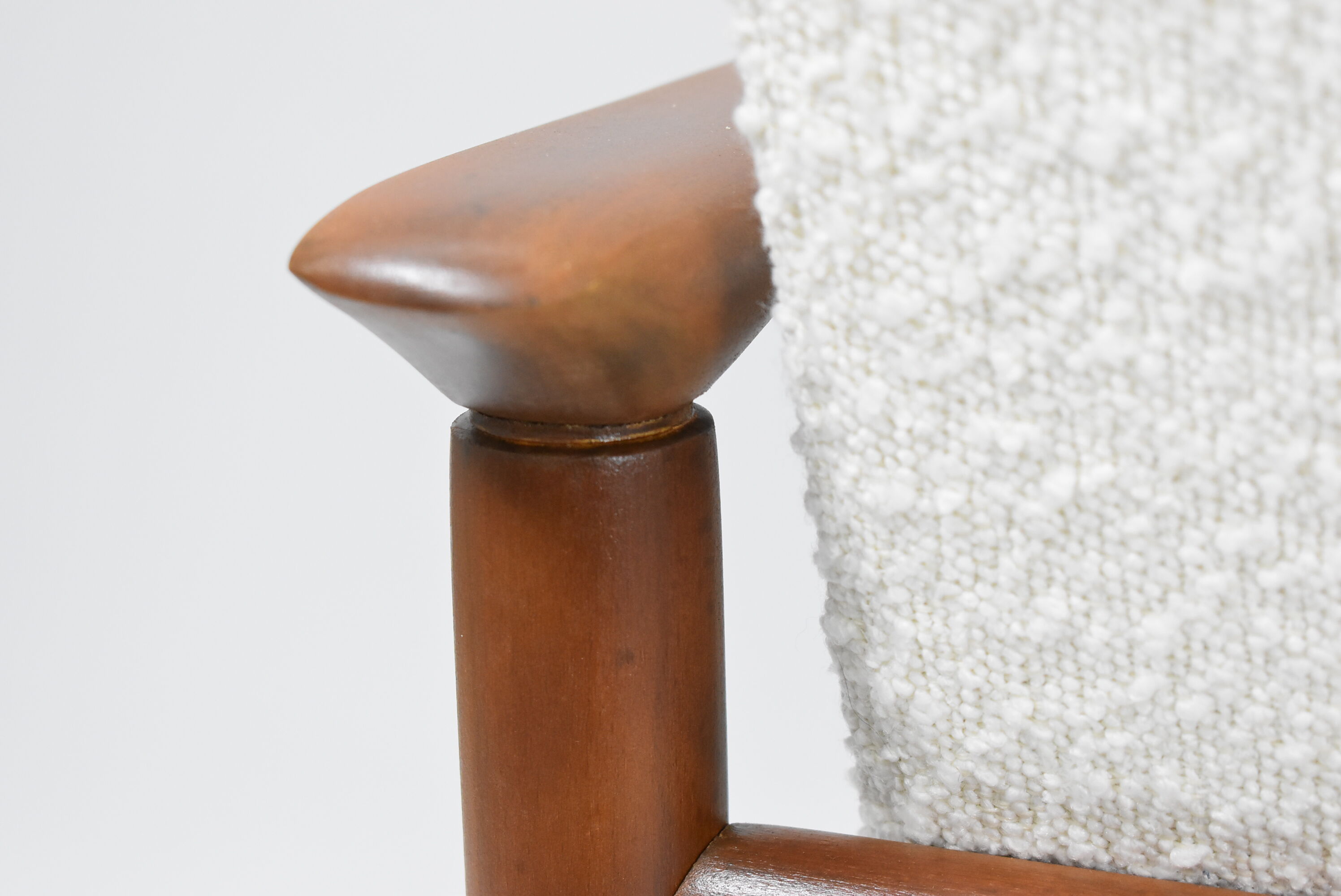 Fauteuil vintage original restauré poil de bras, designer E. Homma, années 1960, blanc bouclé