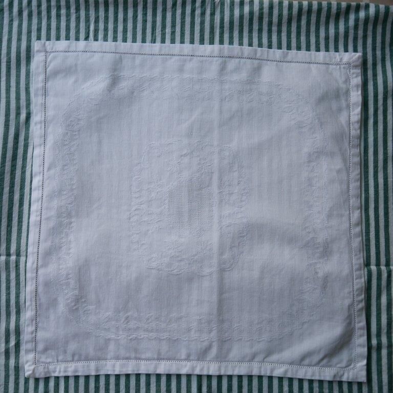 White cotton damask tablecloth with 6 towels