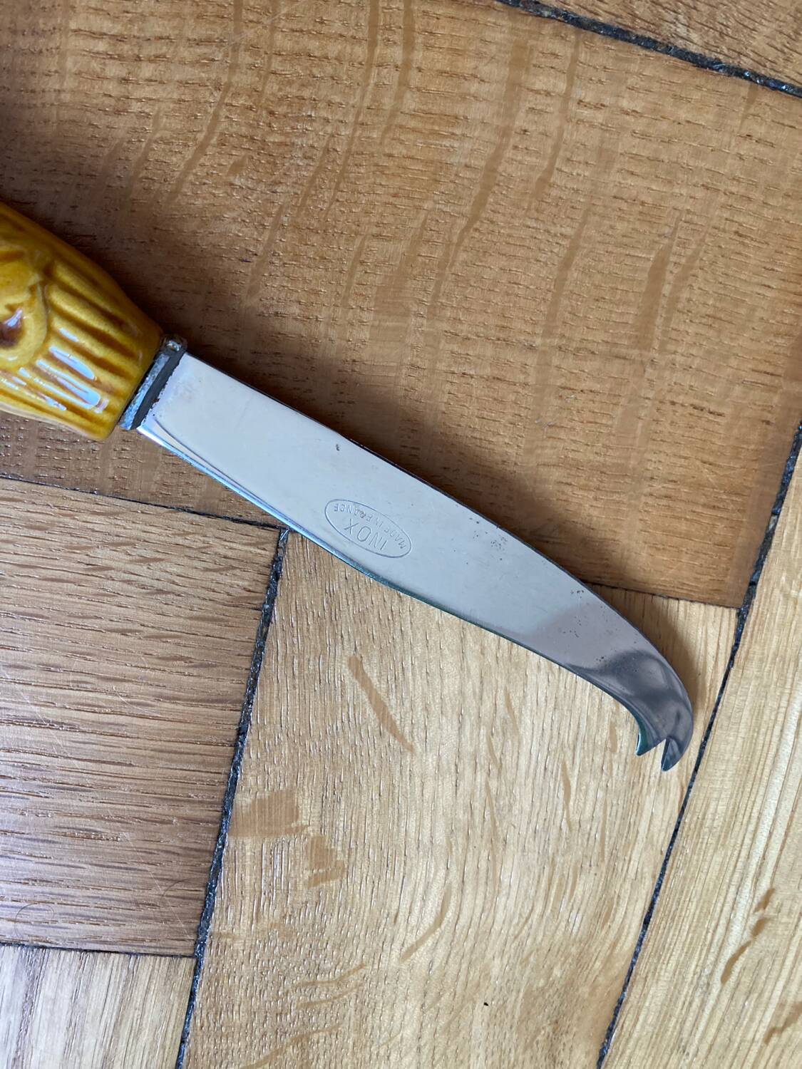 Barbotine cheese knife