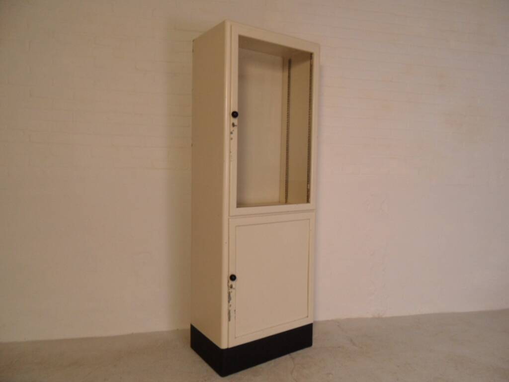 Vitrine de médecine vintage en métal