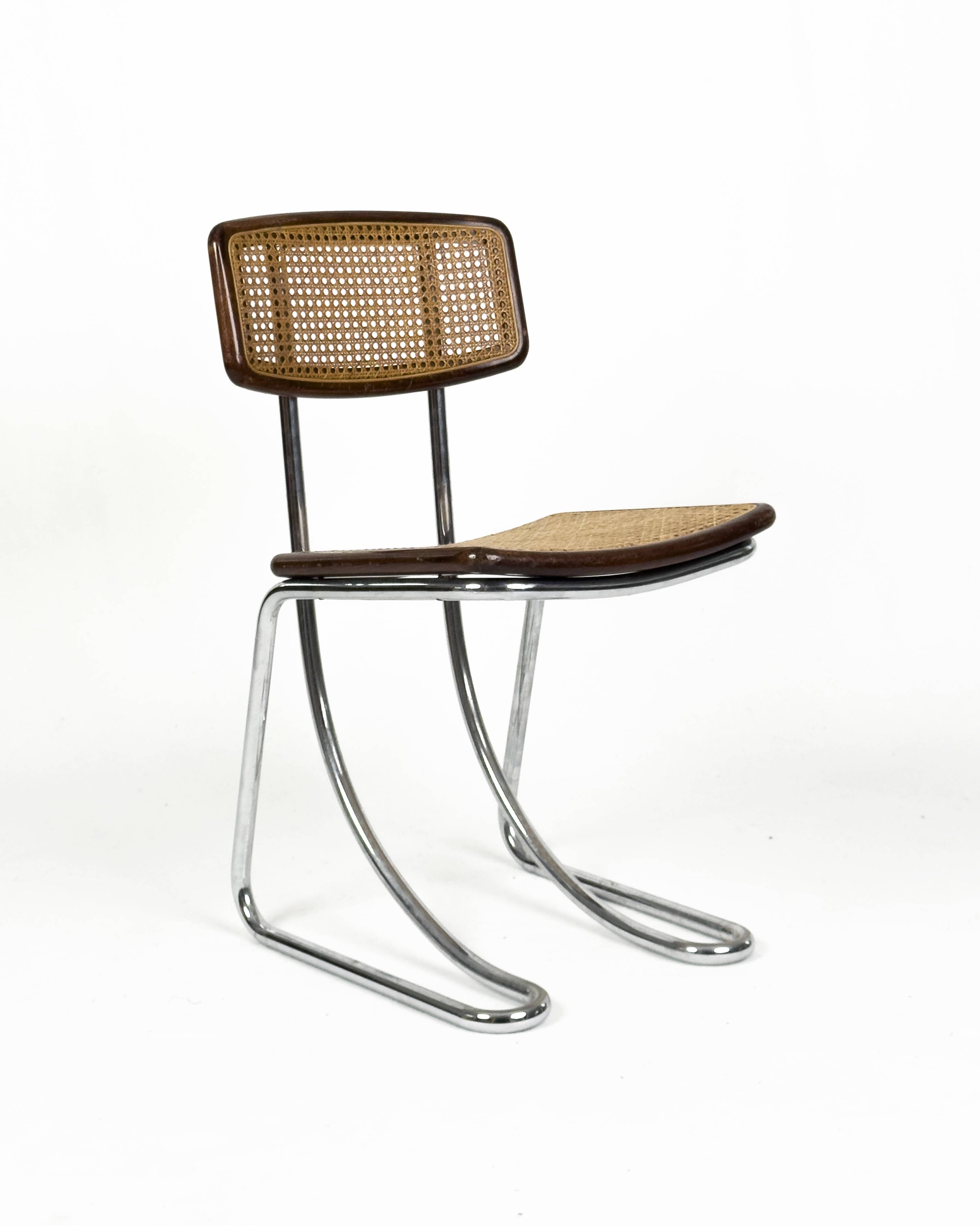 Ensemble de 4 chaises vintage à accoudoirs en chrome, bois et paille de Vienne, années 1970.