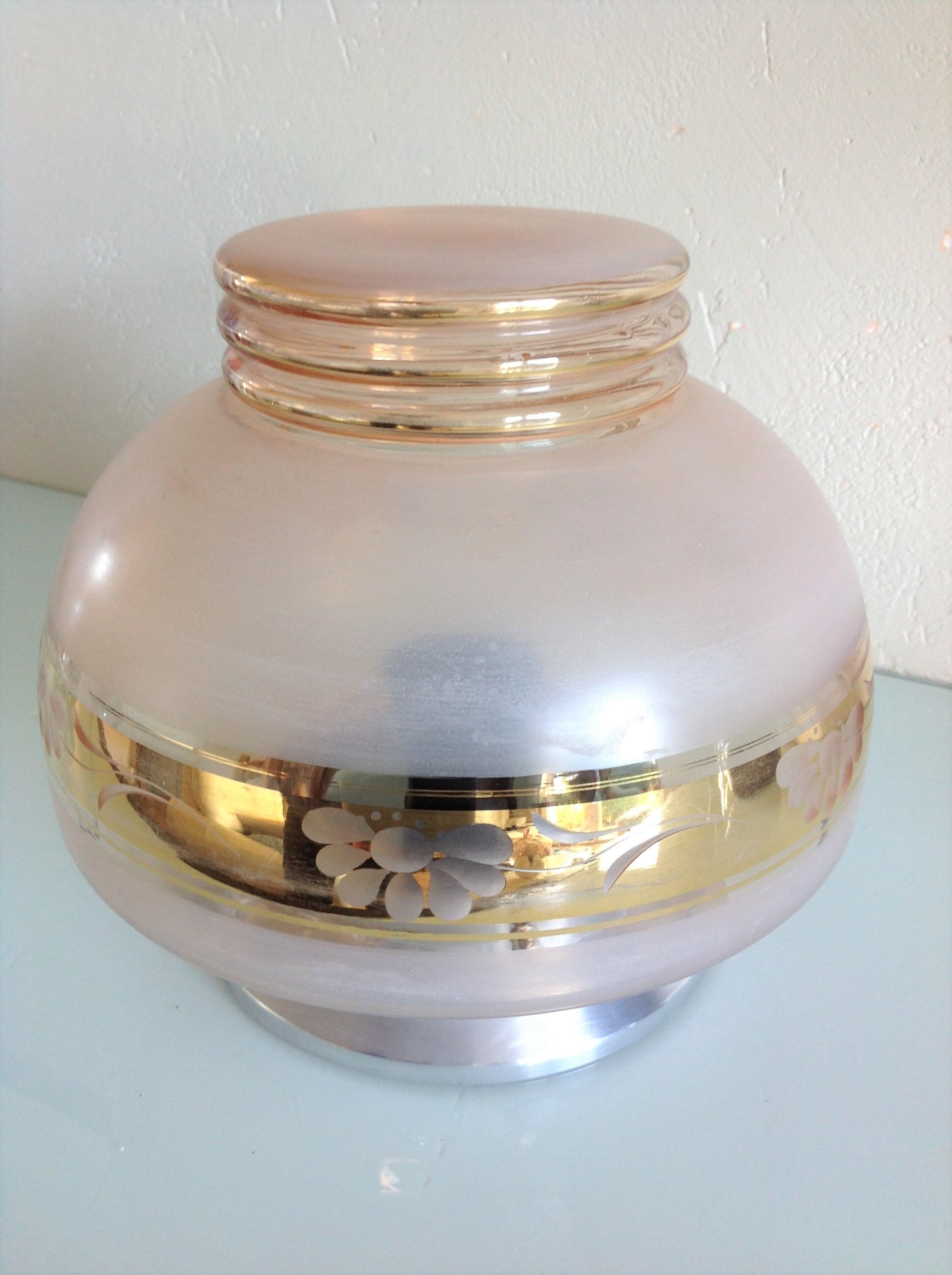 Plafoonier globe in pink frosted glass art deco style