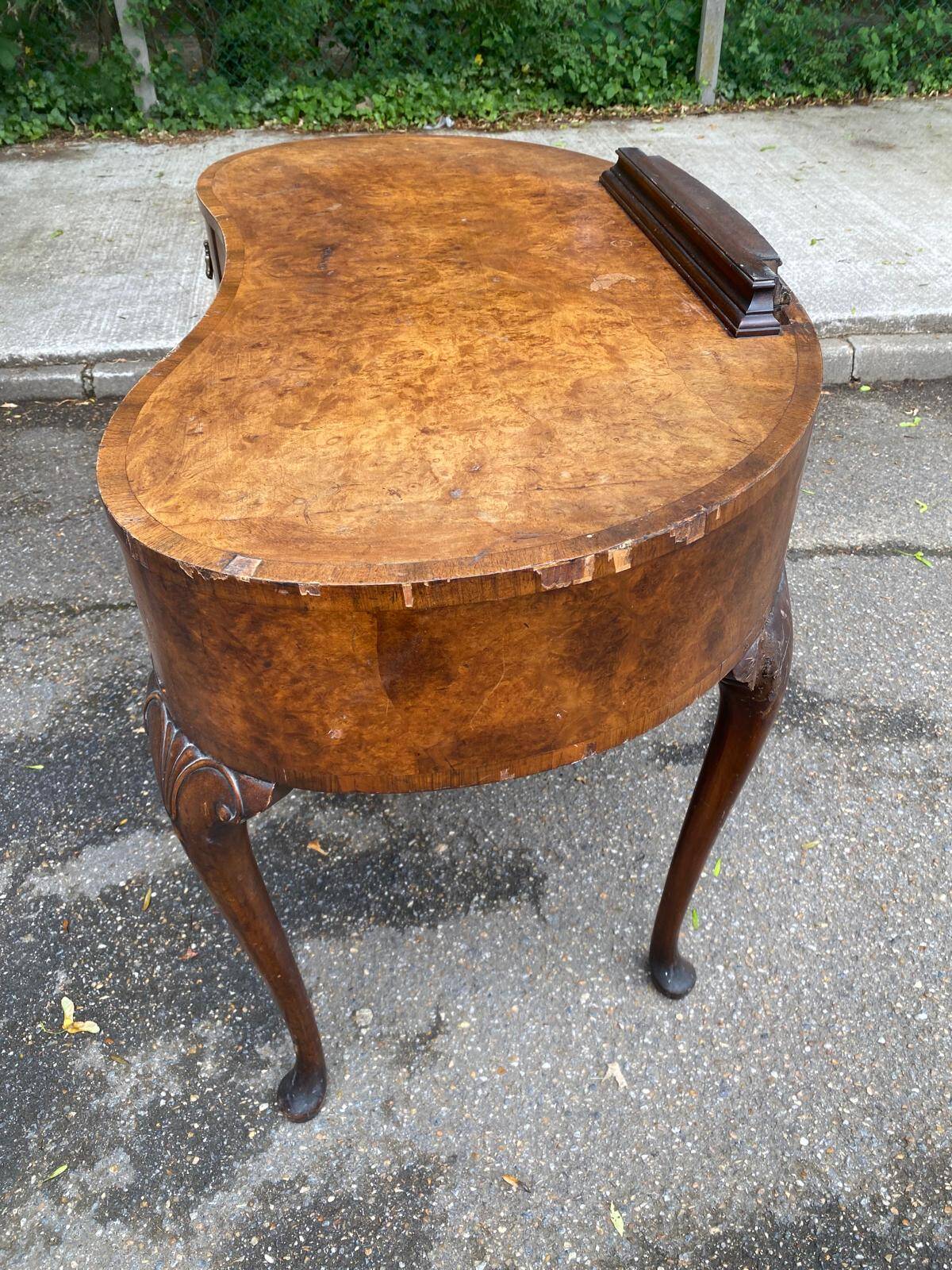 Console lady's desk in walnut burl from the early 20th century.