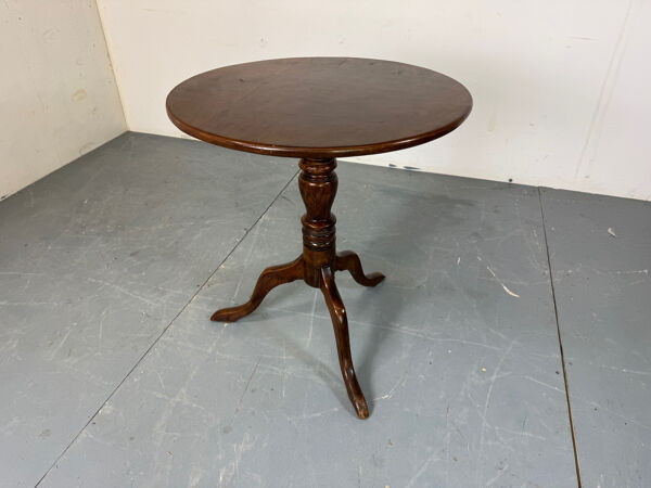 Table basse ronde à plateau inclinable en acajou ancien.